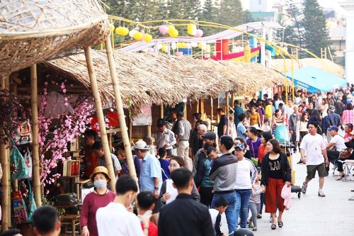 Hội chợ thu hút đông đảo nhân dân và du khách tham dự